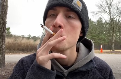 Лечение зависимости от табакокурения в Заозёрске Мужчина с сигаретой делает затяжку